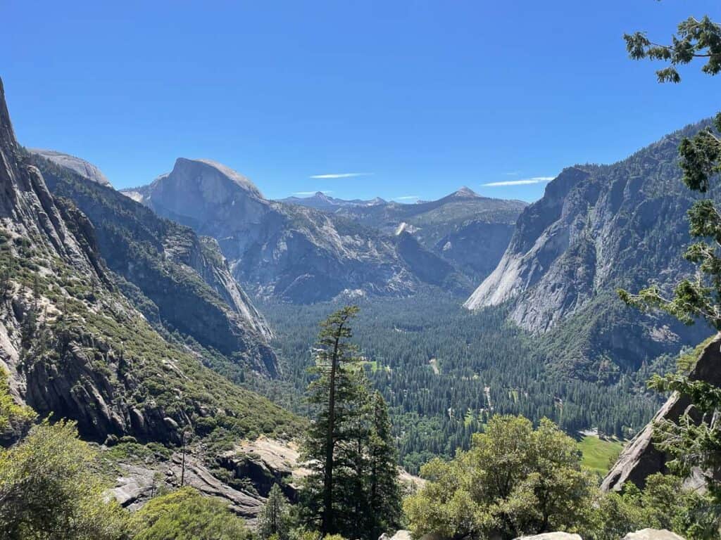 7 Best Hiking Tours In Yosemite For Fall (With Reviews)
